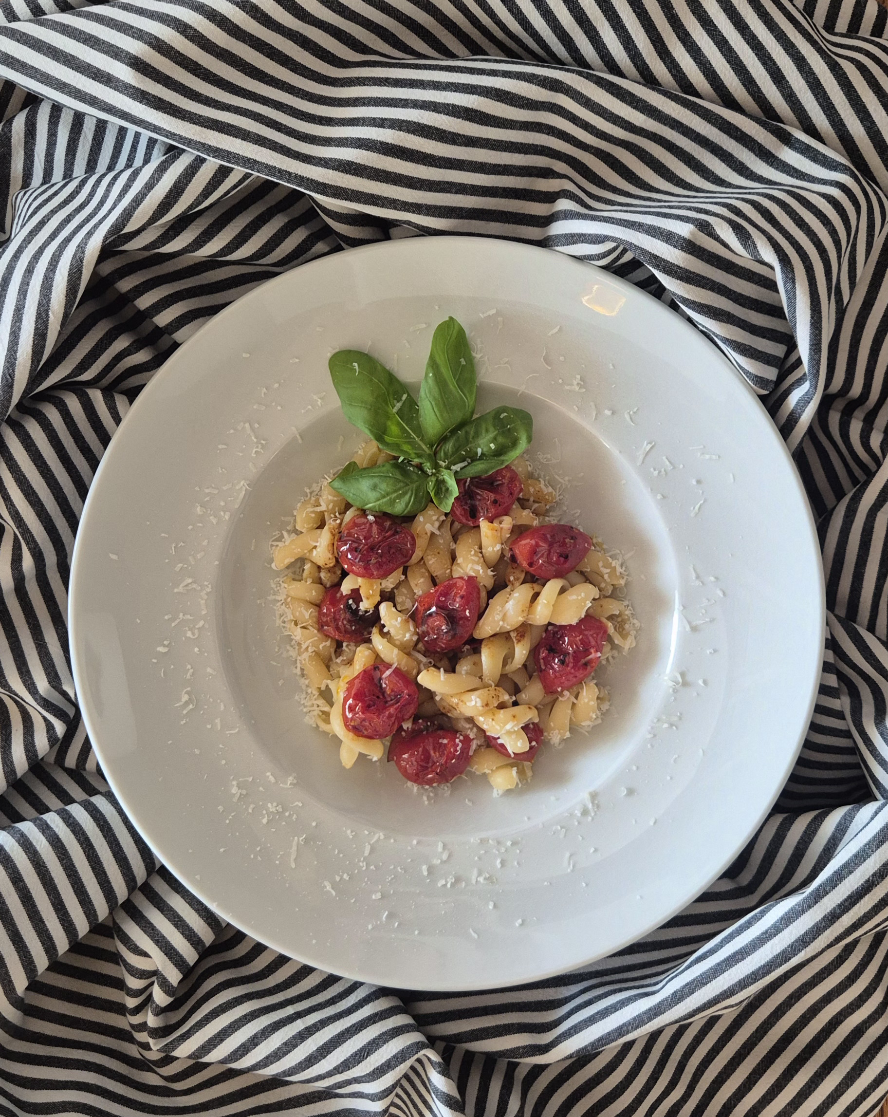 FUSILLONI CON POMODORINI CONFIT, VANIGLIA E RICOTTA SALATA